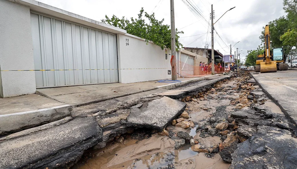 Cratera bloqueia passagem de moradores no Saci