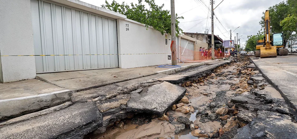 Cratera bloqueia passagem de moradores no Saci