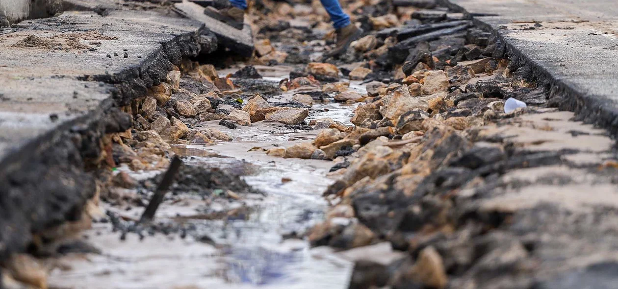 Cratera no Saci causa transtornos a moradores e transeuntes