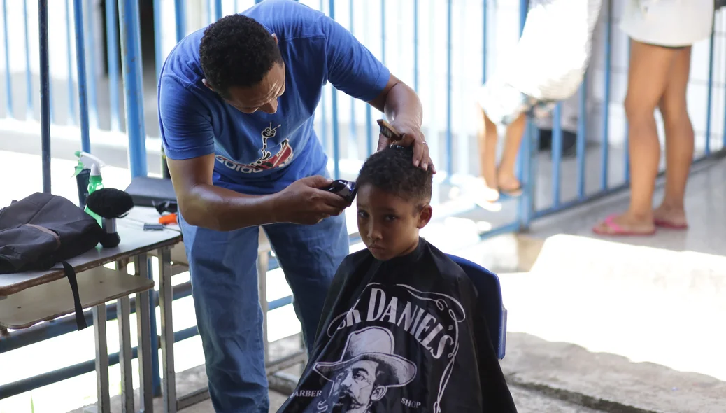 Criança cortando o cabelo no projeto