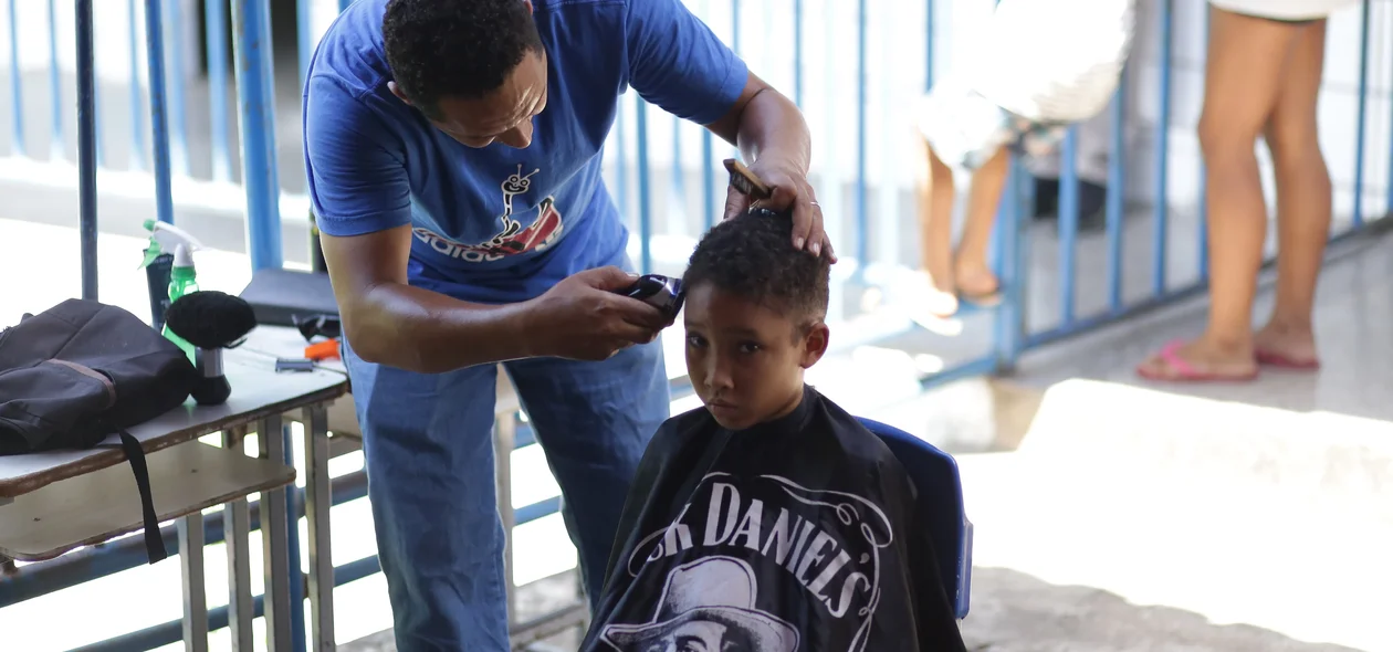 Criança cortando o cabelo no projeto