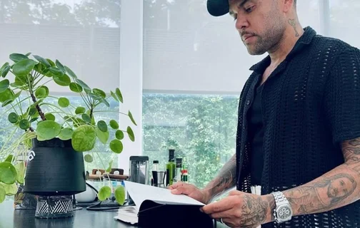 Daniel Alves estudando a biblia