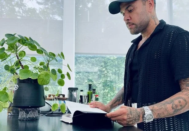 Daniel Alves estudando a biblia