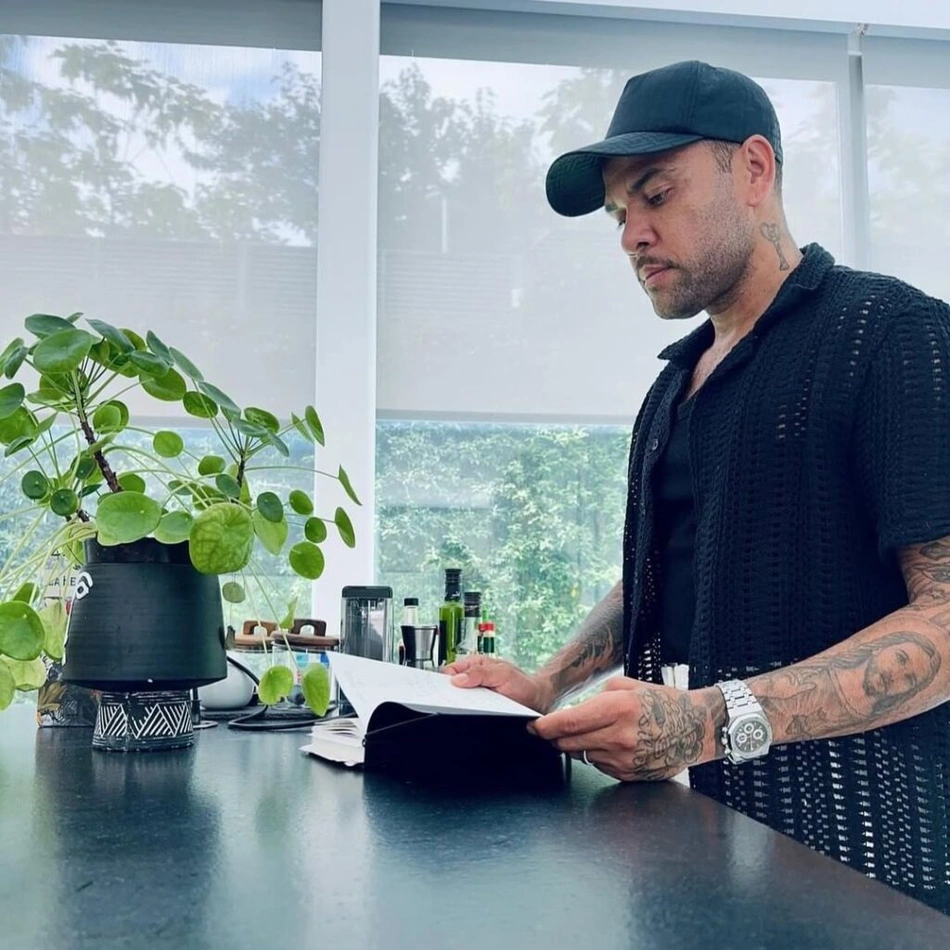 Daniel Alves estudando a biblia