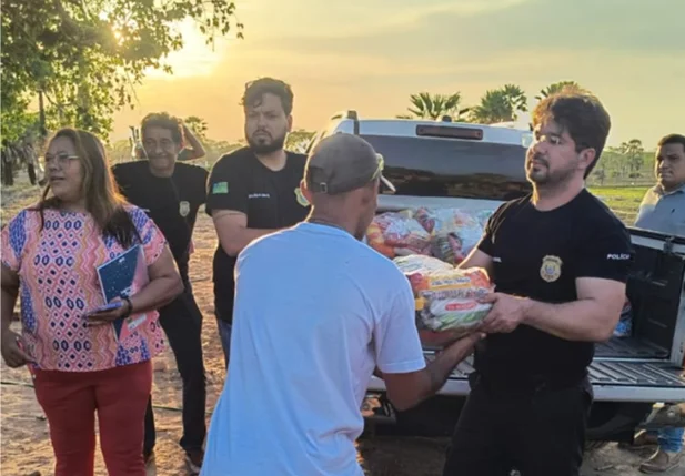 Delegado Samuel Silveira entrega cestas em comunidades