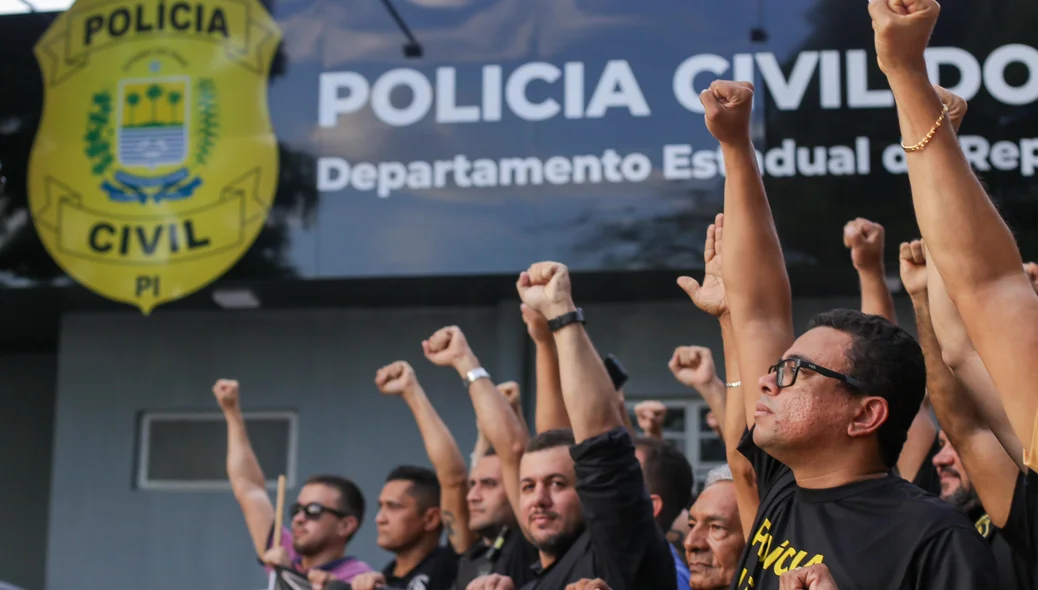 Diretores do Sinpolpi e agentes na sede do Denarc