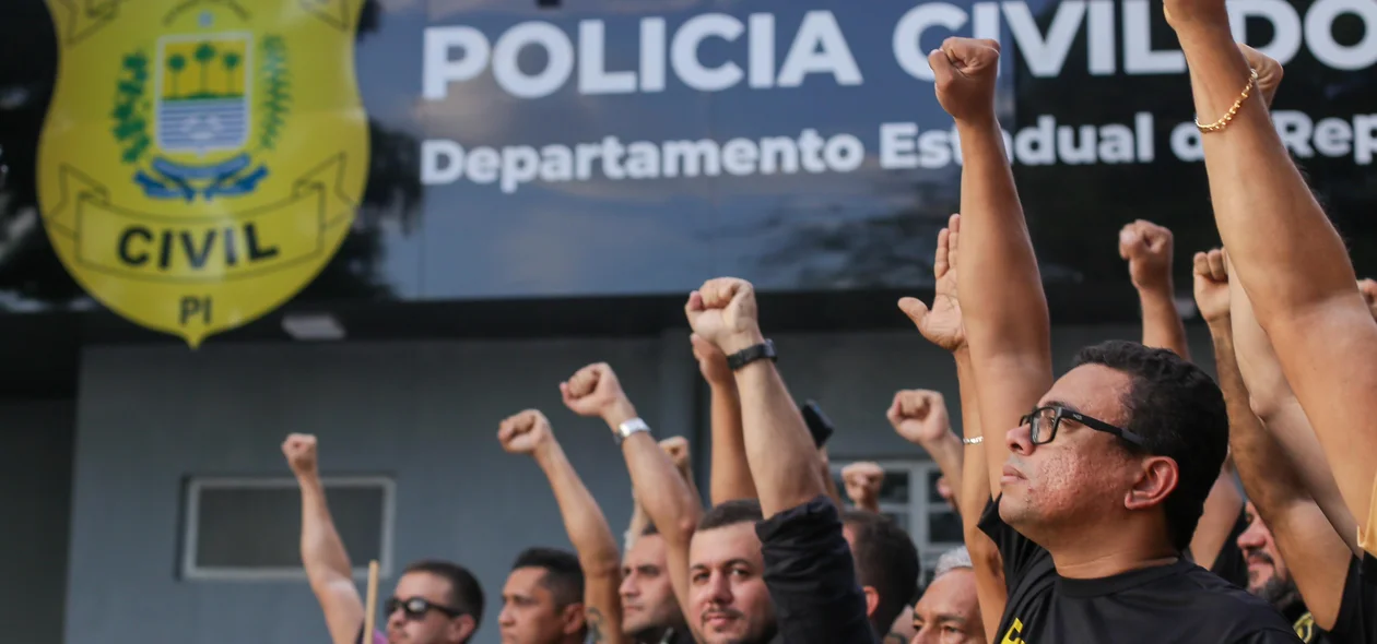 Diretores do Sinpolpi e agentes na sede do Denarc