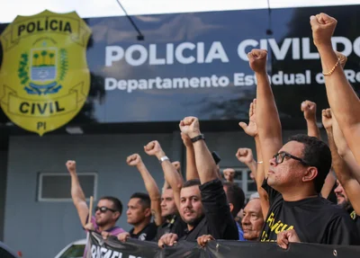 Diretores do Sinpolpi e agentes na sede do Denarc