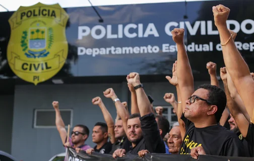 Diretores do Sinpolpi e agentes na sede do Denarc