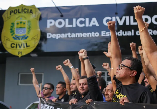 Diretores do Sinpolpi e agentes na sede do Denarc