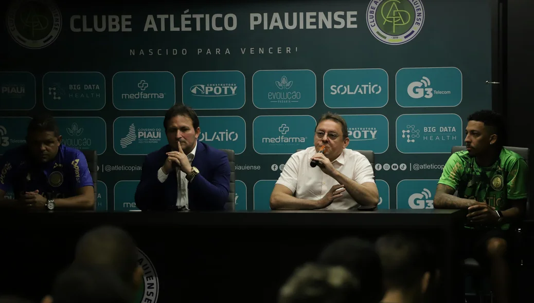 Dirigente do Atlético Piauiense falando com os jogadores e comissão técnica