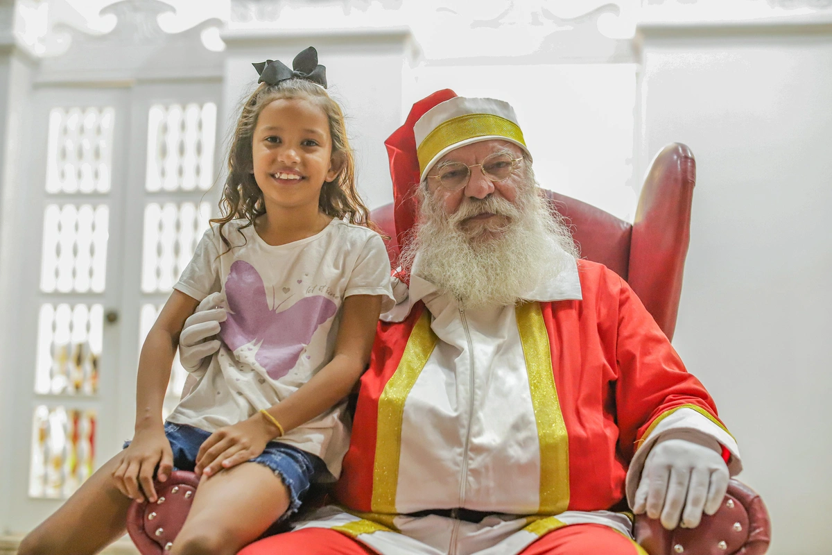 Durante a instalação da decoração a população poderá visitar o Papai Noel