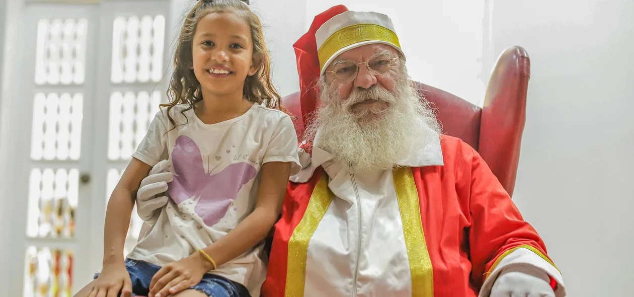 Durante a instalação da decoração a população poderá visitar o Papai Noel