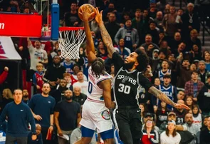 NBA: 76ers vence Spurs em jogo com clima de playoffs