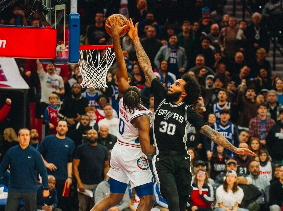 Em jogo marcado por expulsão de Embiid, 76ers vencem Spurs na NBA