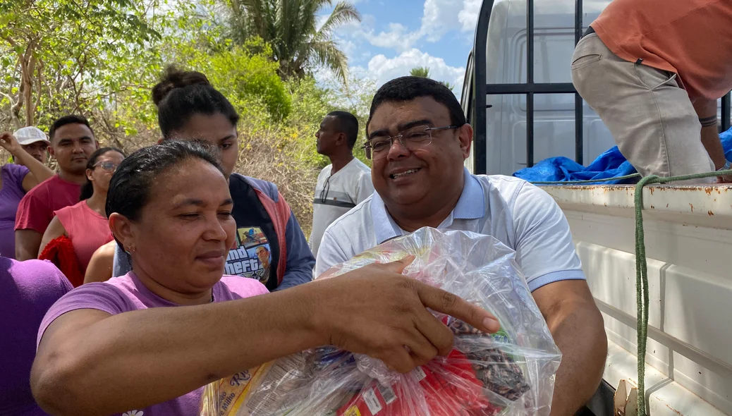 Entrega de cestas básicas em Esperantina