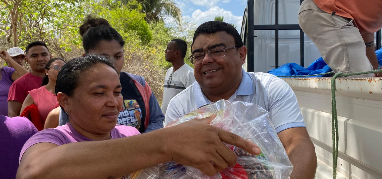 Entrega de cestas básicas em Esperantina