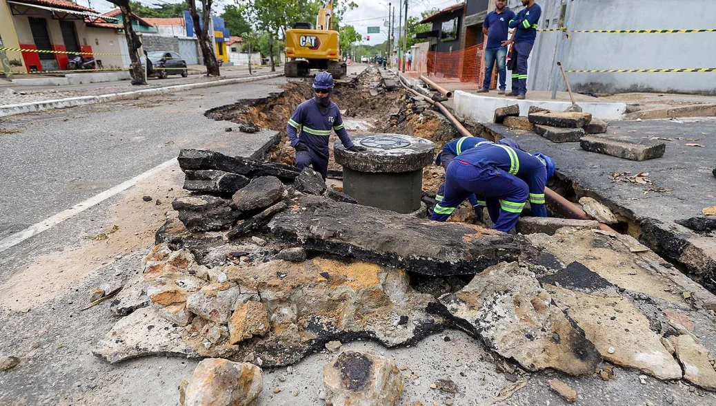 Equipe da Águas de Teresina trabalham no local