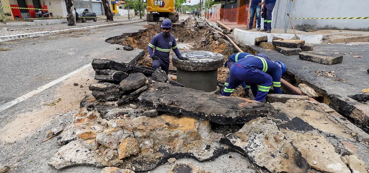 Equipe da Águas de Teresina trabalham no local