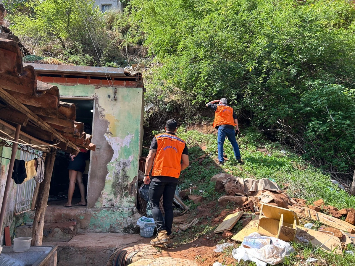 Equipes da Defesa Civil do Estado do Piauí durante trabalho de vistoria de danos no município de Picos