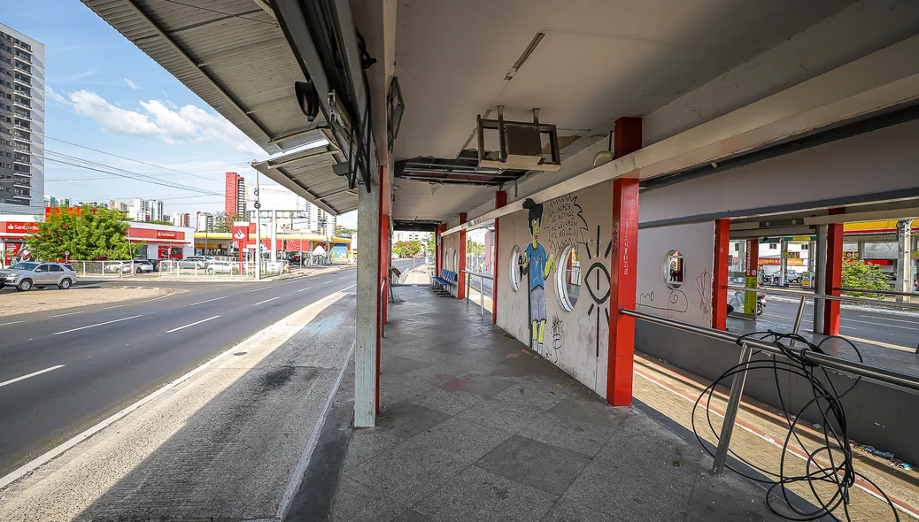 Estação abandonada na avenida João XXIII