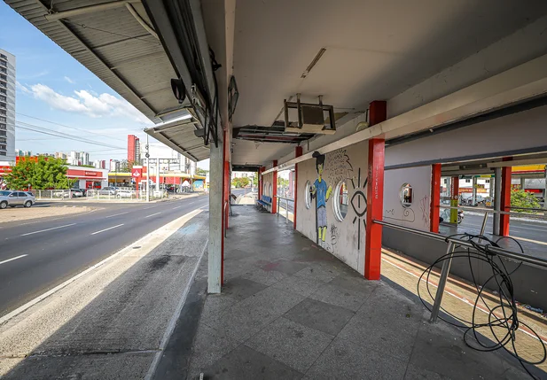 Estação abandonada na avenida João XXIII