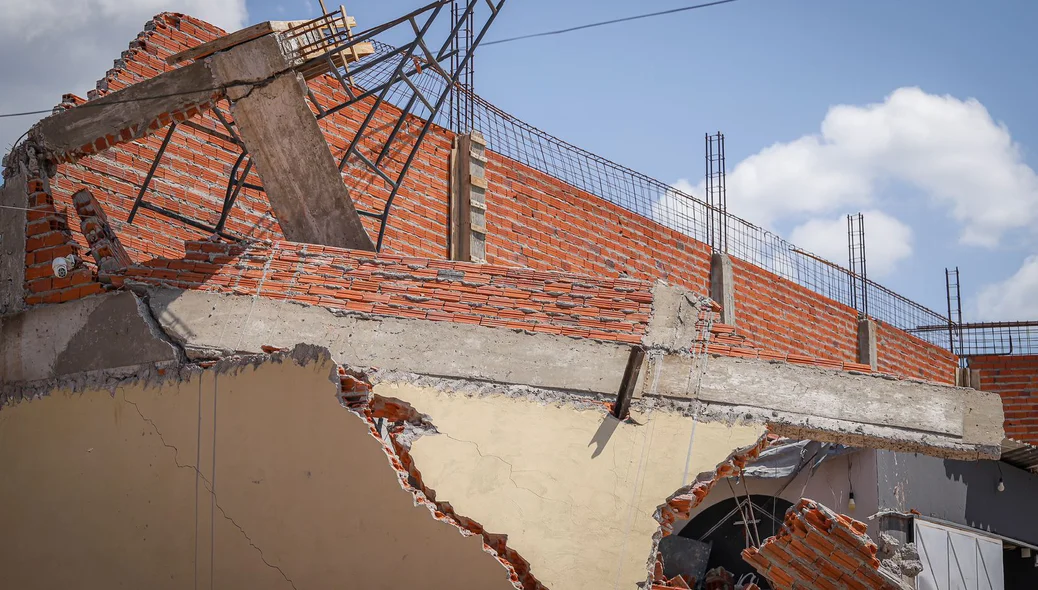 Estrutura de cima cedeu, enquanto pastor realizava culto no térreo