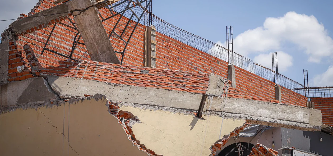 Estrutura de cima cedeu, enquanto pastor realizava culto no térreo