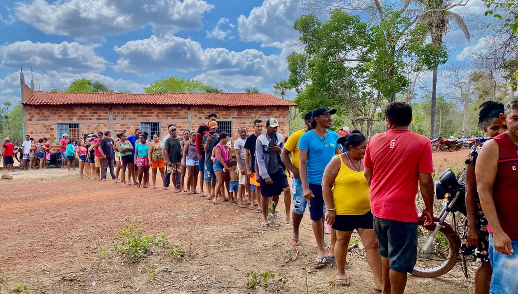 Fila para receber os brindes