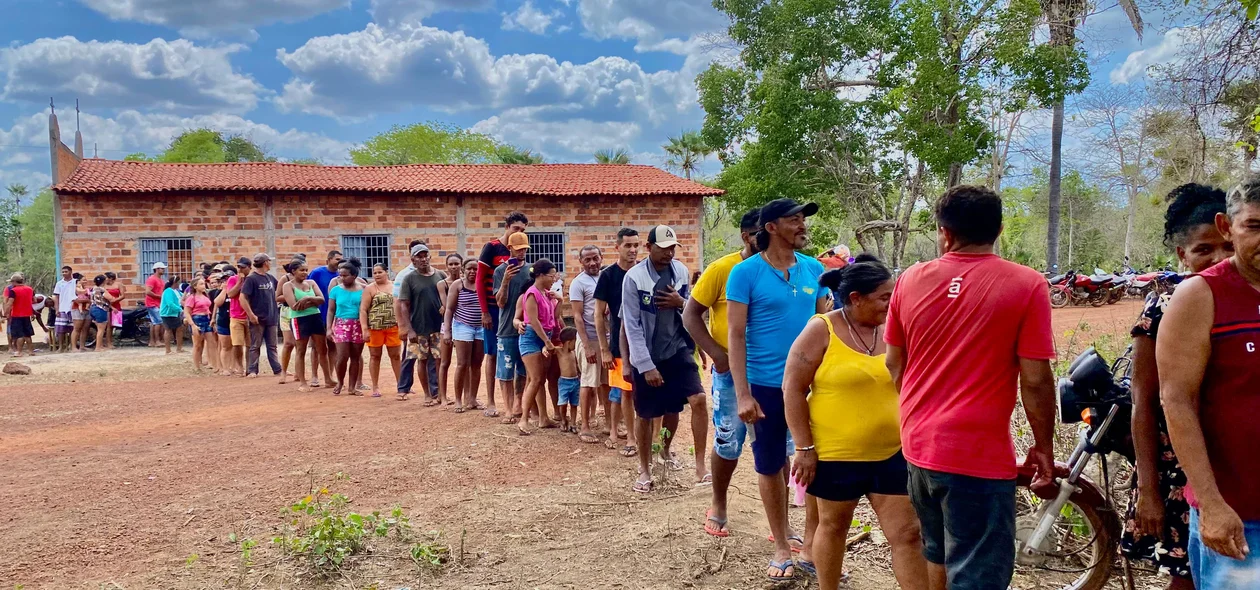 Fila para receber os brindes