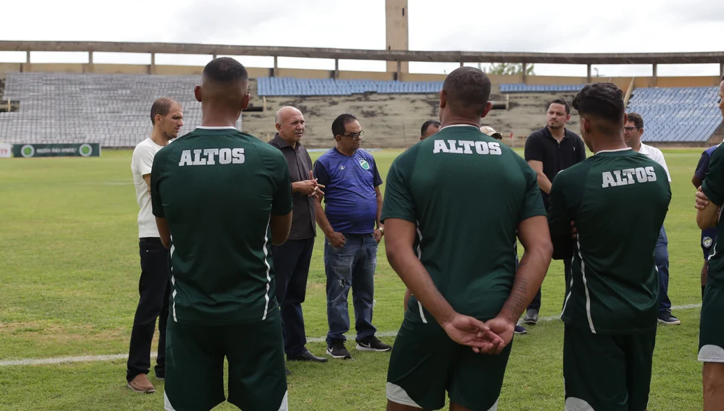 Francisco Diá conversando com os jogadores do Altos