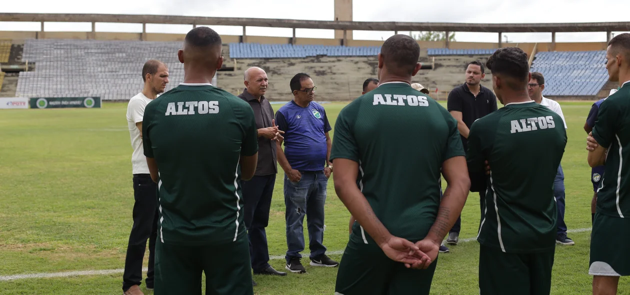 Francisco Diá conversando com os jogadores do Altos