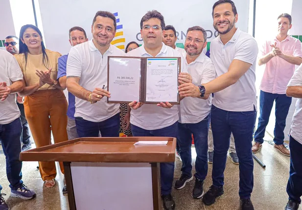 Governador inaugura reforma de escola e autoriza cobertura da quadra poliesportiva