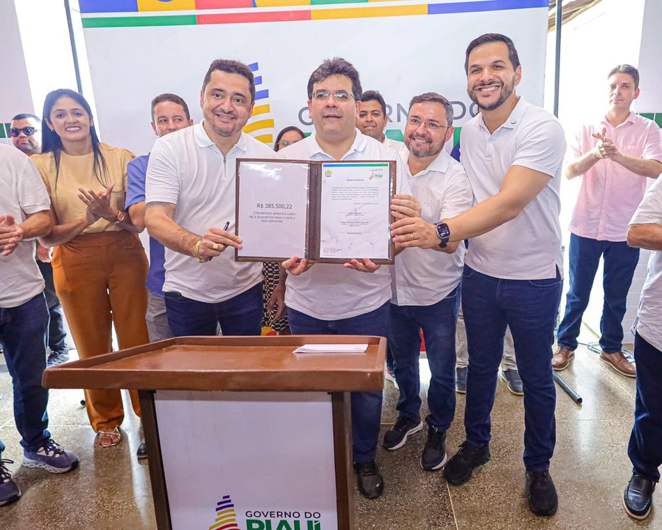 Governador inaugura reforma de escola e autoriza cobertura da quadra poliesportiva