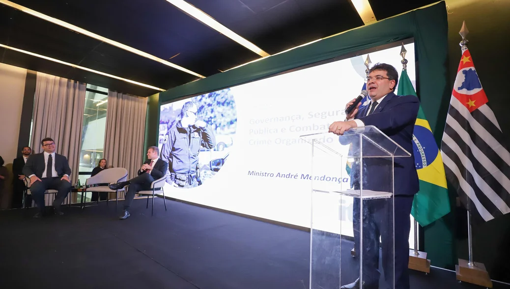 Governador Rafael Fonteles durante palestra