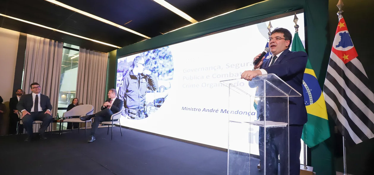 Governador Rafael Fonteles durante palestra