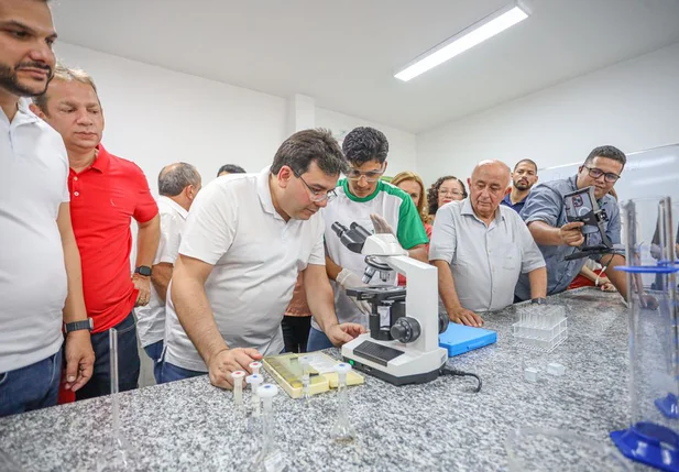 Governador Rafael Fonteles inaugura reforma de escola e entrega registros de imóveis em São Raimundo Nonato