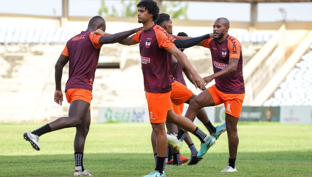 Jogadores durante alongamento