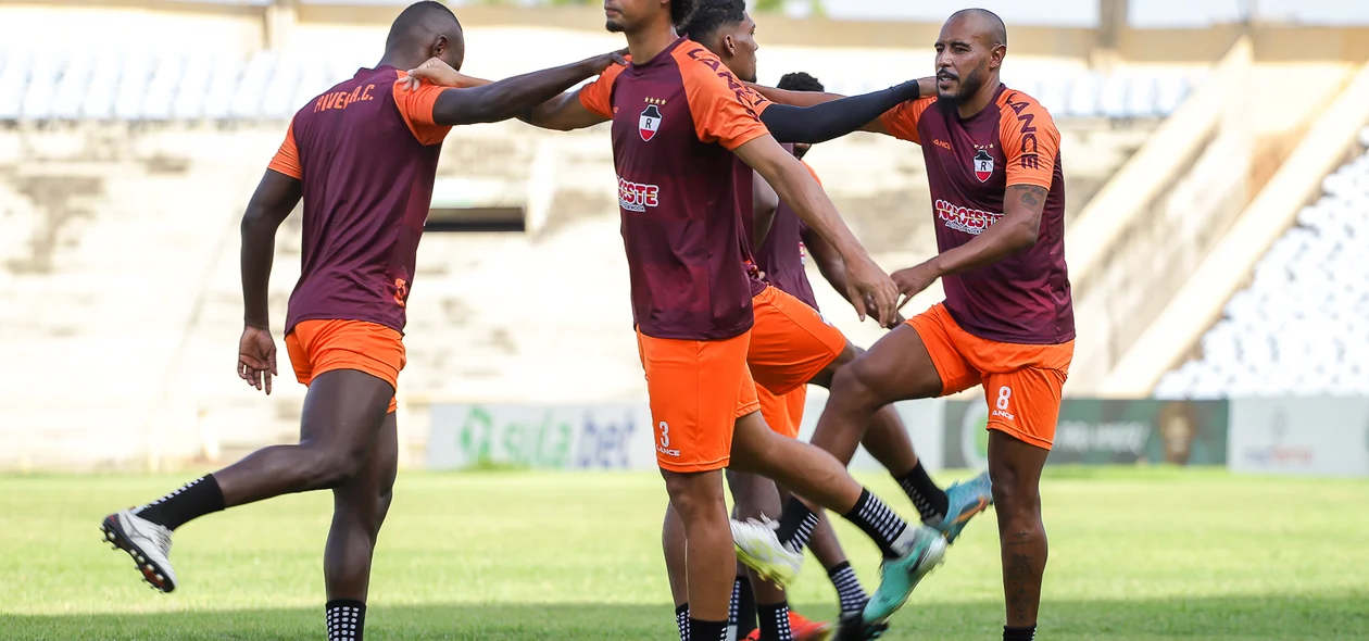 Jogadores durante alongamento