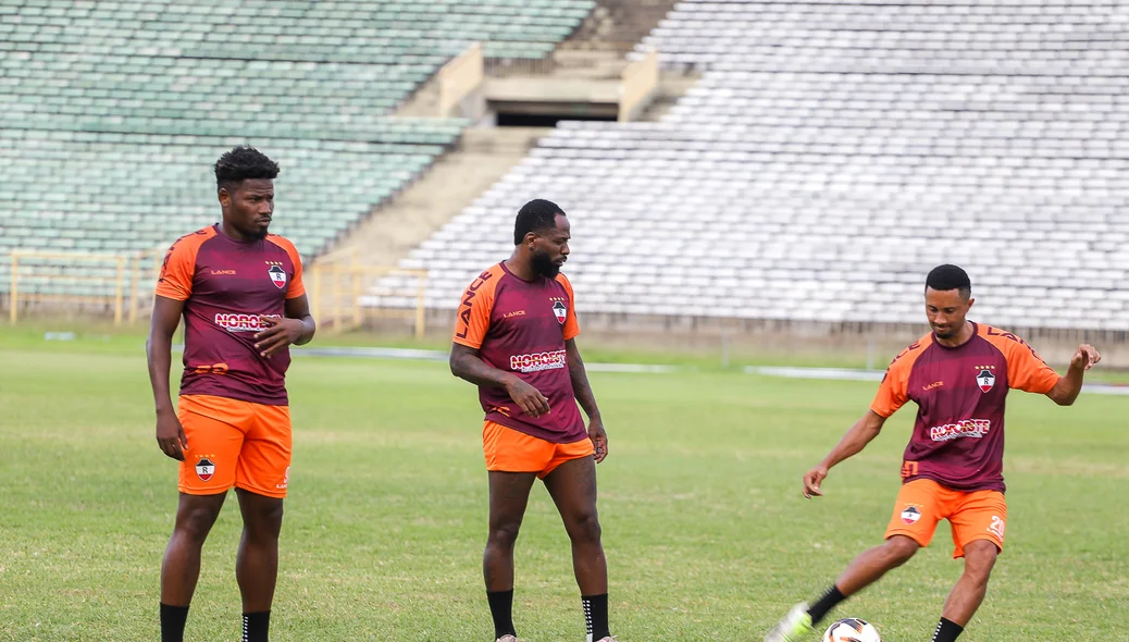 Jogadores durante o treino