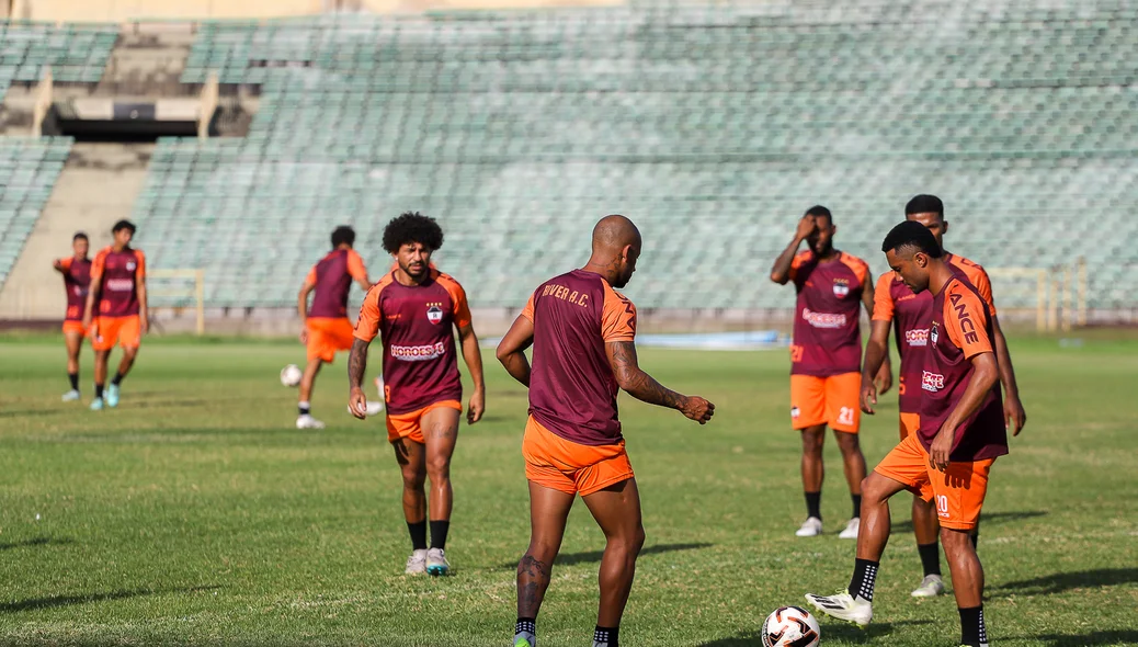 Jogadores durante treino no Albertão