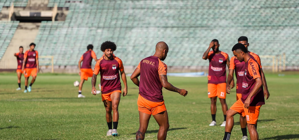 Jogadores durante treino no Albertão