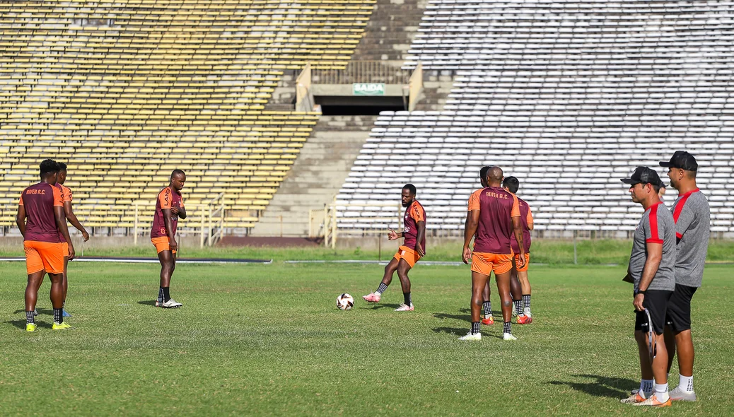 Jogadores sendo observados pela comissão  técnica durante o treino