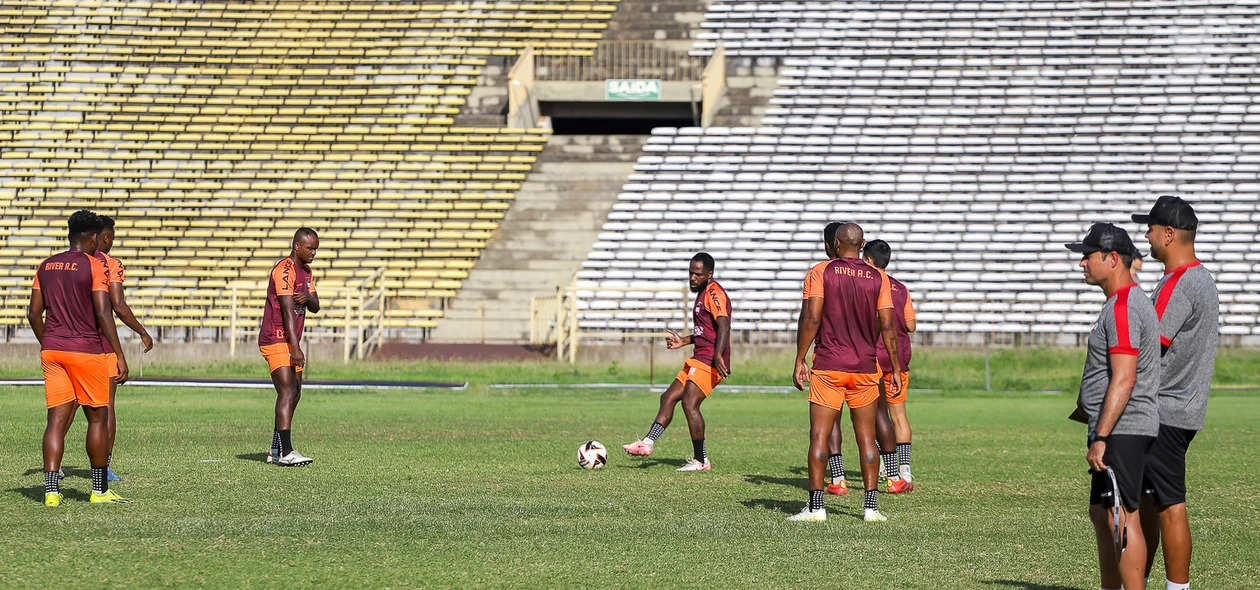 Jogadores sendo observados pela comissão  técnica durante o treino