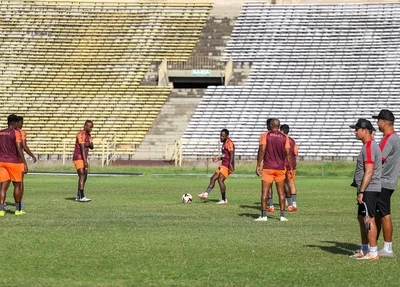 Jogadores sendo observados pela comissão  técnica durante o treino