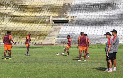 Jogadores sendo observados pela comissão  técnica durante o treino