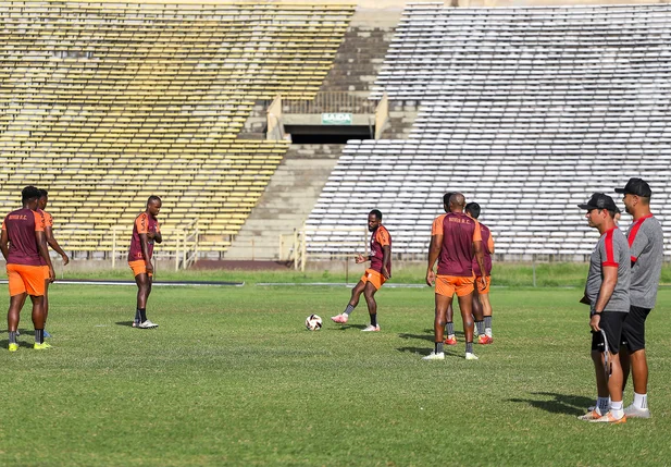 Jogadores sendo observados pela comissão  técnica durante o treino