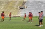 Jogadores sendo observados pela comissão  técnica durante o treino