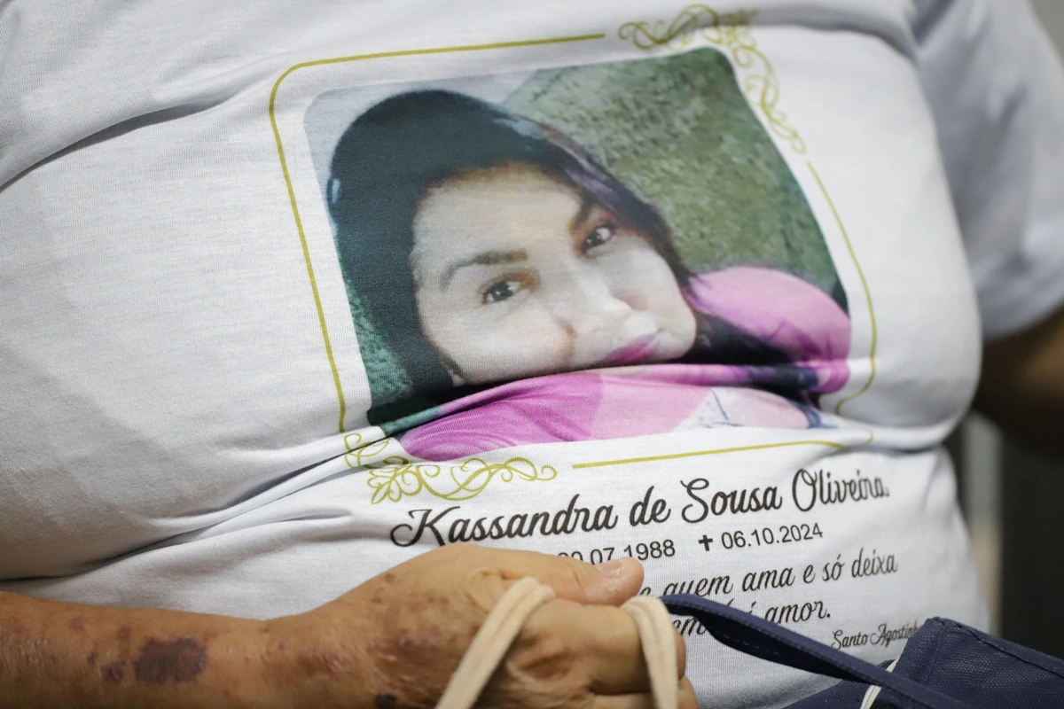 Kassandra estampa camisa do pai, que sofre a audiência da filha vítima de acidente com influencer Lokinho