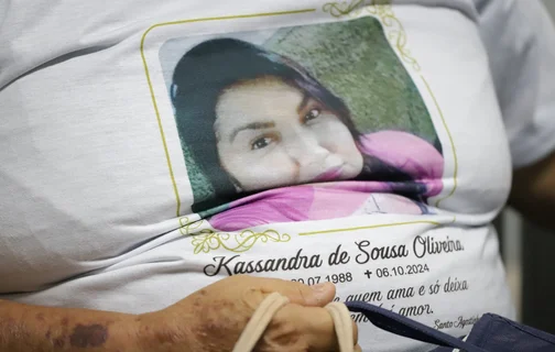 Kassandra estampa camisa do pai, que sofre a audiência da filha vítima de acidente com influencer Lokinho